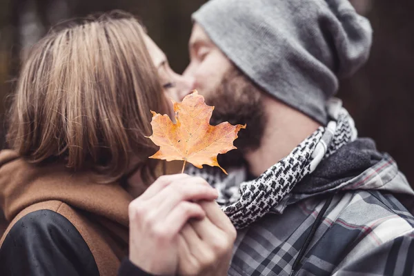 Coppia nel parco autunnale — Foto Stock