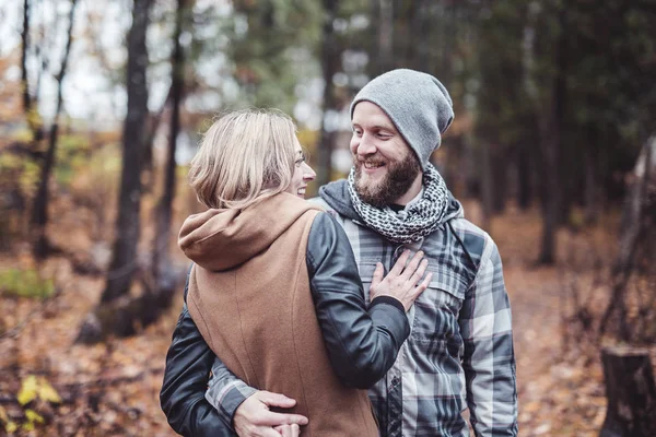 Pareja en el parque de otoño — Foto de Stock