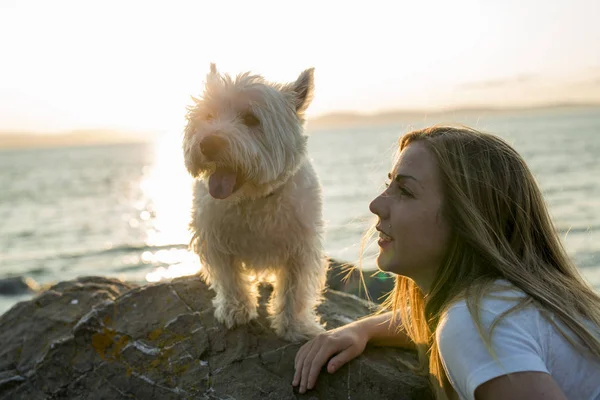 Portrait de belle fille joli chien West Highland blanc — Photo