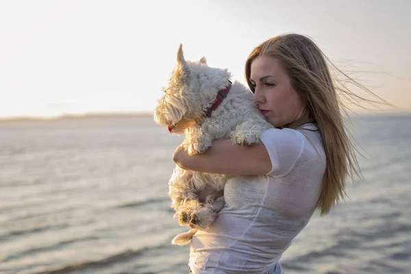 Porträtt av vacker flicka ganska vita West Highland hund — Stockfoto