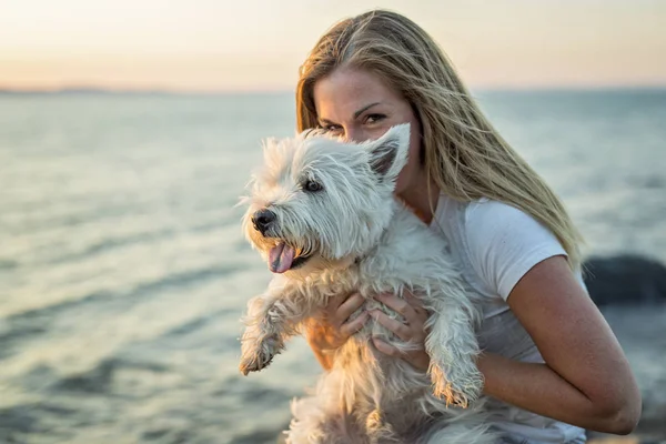 Portret van mooi meisje vrij Wit West Highland hond — Stockfoto