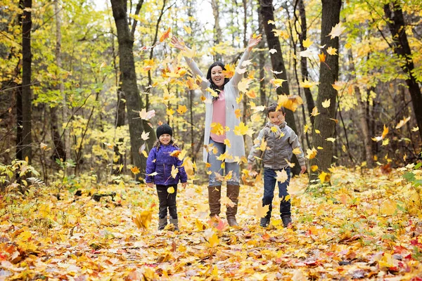 幸福的家庭，在美丽的秋日开心 — 图库照片