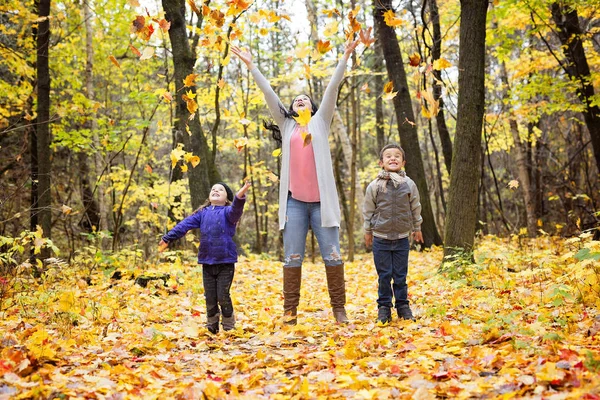 Glückliche Familie hat Spaß an einem schönen Herbsttag — Stockfoto