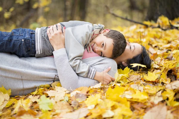 可爱的小男孩与他的母亲在秋天的公园 — 图库照片