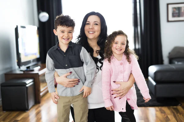Portret van een moeder met haar twee kinderen thuis — Stockfoto