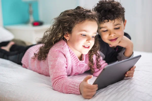 Frère mignon et soeur profiter tablette à la maison — Photo