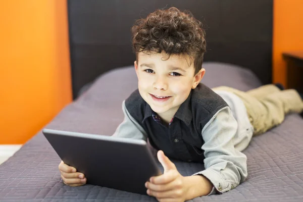 Petit garçon avec pavé tactile, apprentissage précoce — Photo