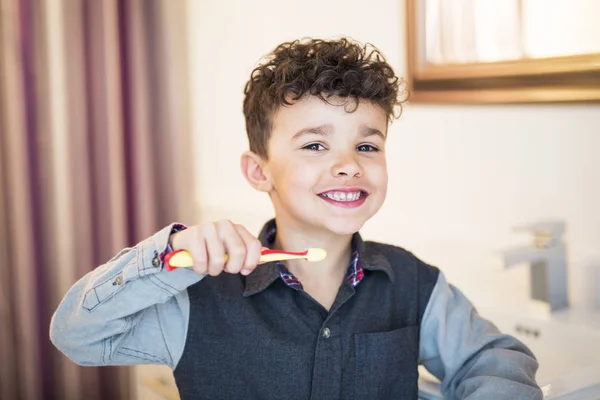 Niño niño cepillarse los dientes —  Fotos de Stock