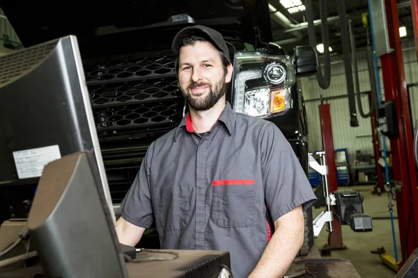 Mechanik pracuje na auto v jeho obchodě — Stock fotografie