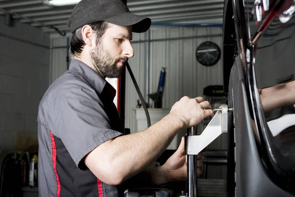 Mechaniker arbeitet in seinem Geschäft am Auto — Stockfoto