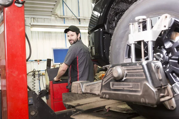 Monteur werkt op auto in zijn winkel — Stockfoto