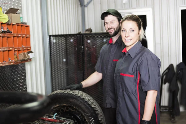 Mechaniker Frau und Männer arbeiten Team in seinem Geschäft — Stockfoto