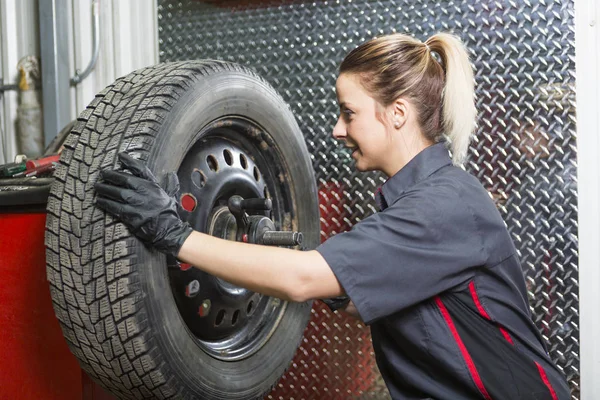 Monteur vrouw werken aan auto in zijn winkel — Stockfoto