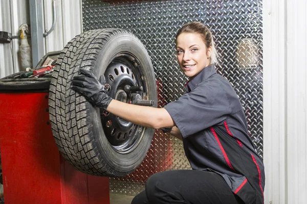 Mechanik žena pracuje na autě v jeho obchodě — Stock fotografie