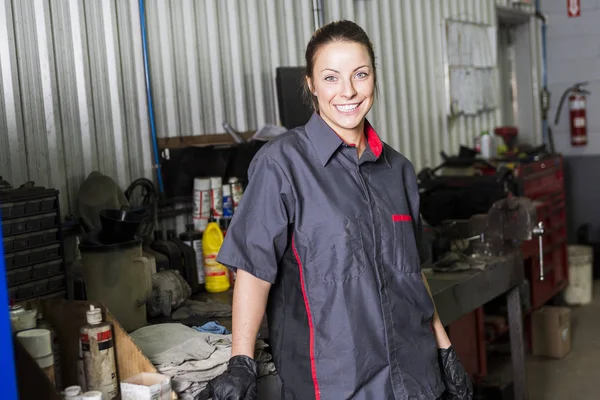 Meccanico donna che lavora su auto nel suo negozio — Foto Stock