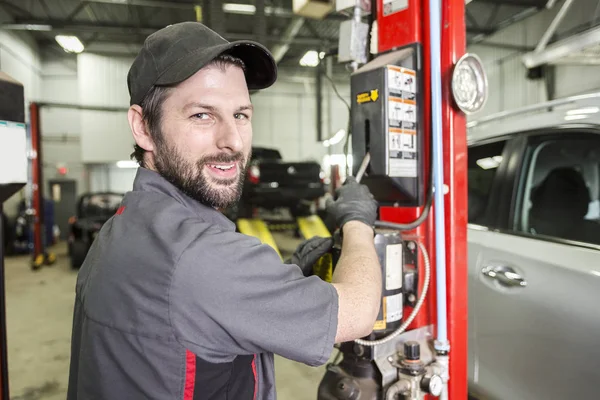 Mechaniker arbeitet in seinem Geschäft am Auto — Stockfoto