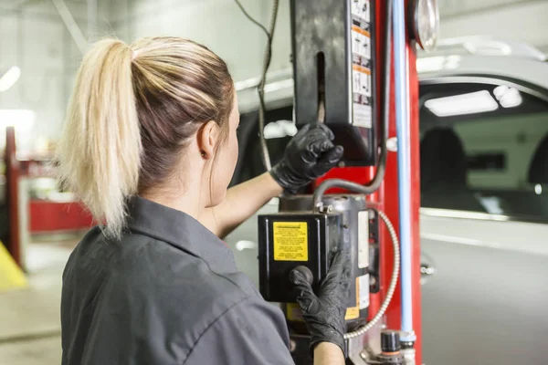 Mechanic woman working on car in his shop — Stock Photo, Image