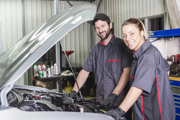 Mechaniker Frau und Männer arbeiten Team in seinem Geschäft — Stockfoto