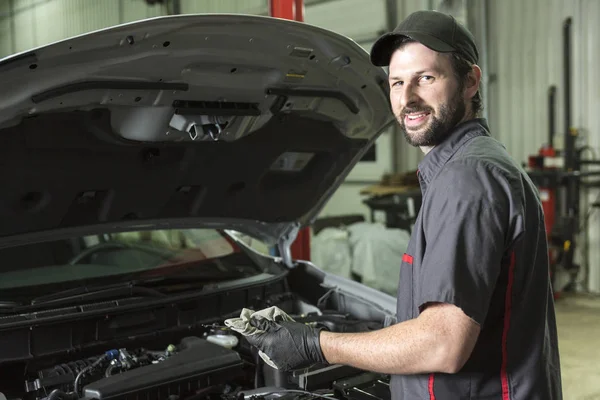 Mécanicien travaillant sur la voiture dans son atelier — Photo