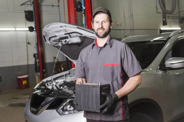 Monteur werkt op auto in zijn winkel — Stockfoto