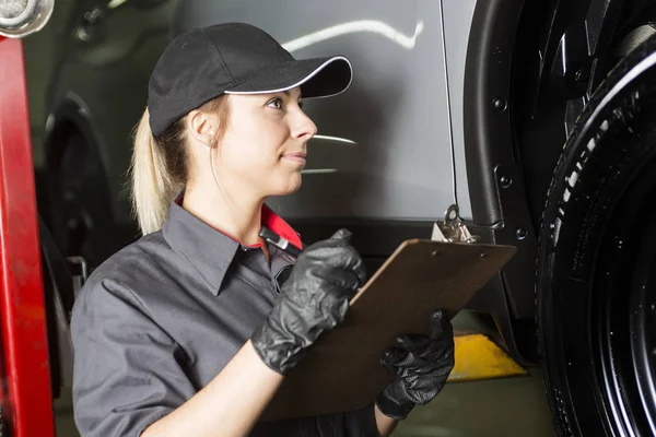 Mechanikerin arbeitet in seinem Geschäft an Auto — Stockfoto