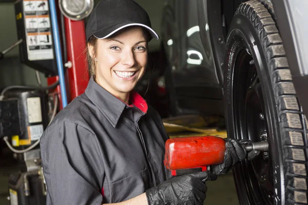 Mechanikerin arbeitet in seinem Geschäft an Auto — Stockfoto