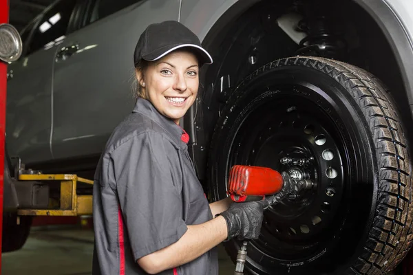 Mechanikerin arbeitet in seinem Geschäft an Auto — Stockfoto