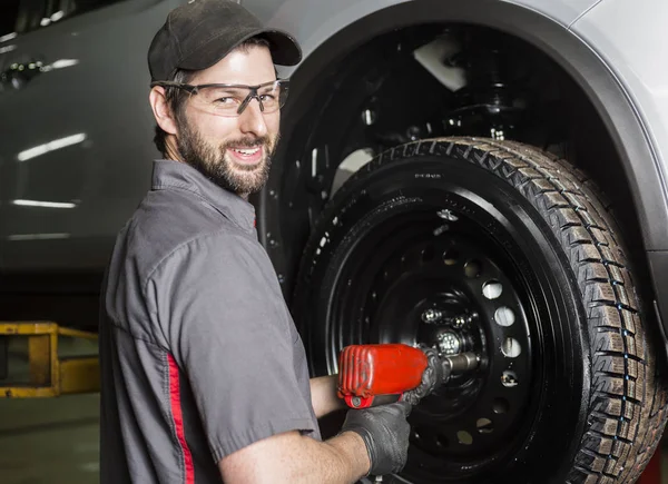 Mechaniker arbeitet in seinem Geschäft am Auto — Stockfoto