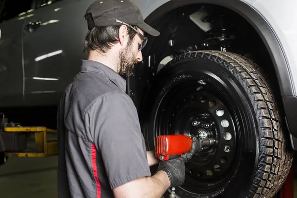 Mechaniker arbeitet in seinem Geschäft am Auto — Stockfoto