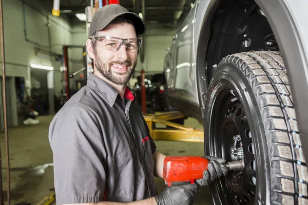 Monteur werkt op auto in zijn winkel — Stockfoto