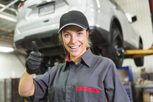 Mechanikerin arbeitet in seinem Geschäft an Auto — Stockfoto