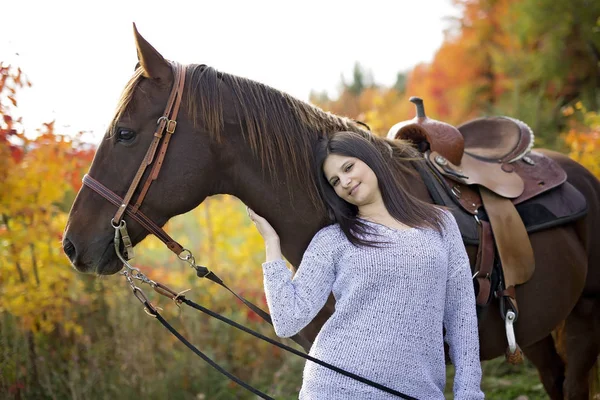 Güzel kız siyah saçlı atı ile Telifsiz Stok Fotoğraflar