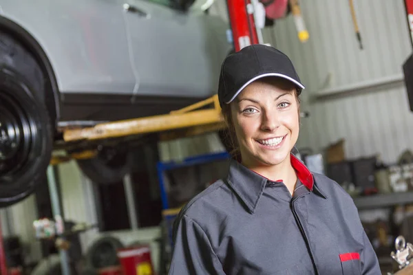 Mechanikerin arbeitet in seinem Geschäft an Auto — Stockfoto