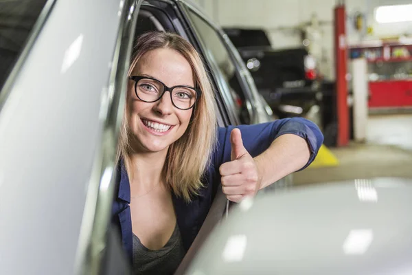 Клиент в гараже с ремонтом автомобиля — стоковое фото