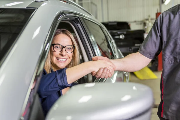 Cliente na garagem com carro de reparação — Fotografia de Stock