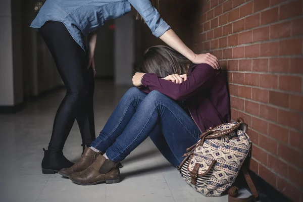 Молода студентка депресії в коледжі — стокове фото