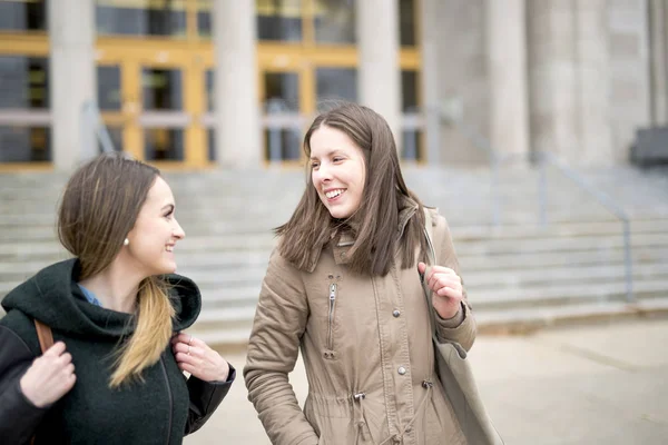 Piękne nastoletnie uczniowie razem poza w szkole — Zdjęcie stockowe