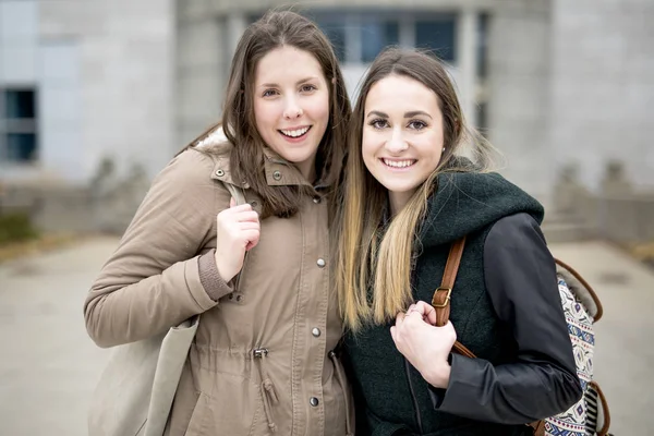 Hermosa adolescente estudiantes juntos fuera en la escuela — Foto de Stock