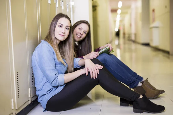 Étudier jeune adolescente étudiante dans une école — Photo