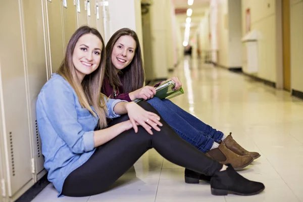 Estudar jovem adolescente estudante universitária em uma escola — Fotografia de Stock