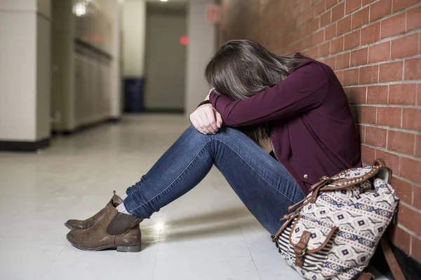 Uma jovem deprimir estudante do sexo feminino na faculdade — Fotografia de Stock
