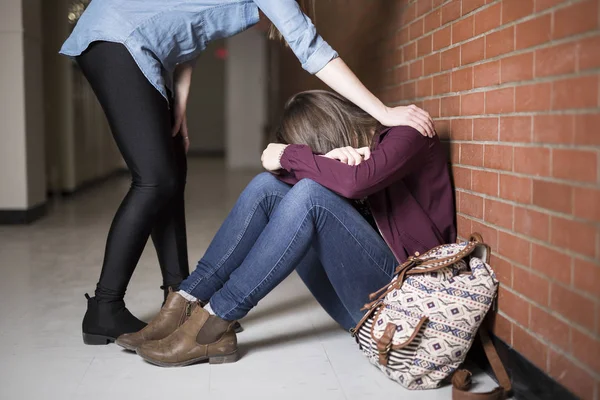 Uma jovem deprimir estudante do sexo feminino na faculdade — Fotografia de Stock