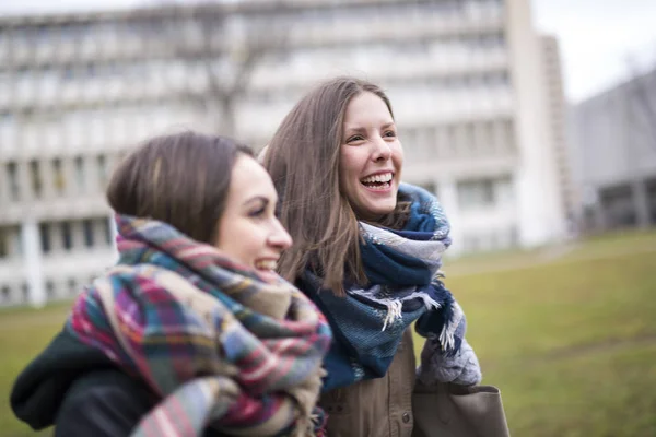 Bellissimi studenti adolescenti insieme fuori nella scuola — Foto Stock