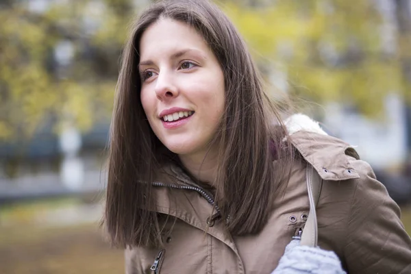 Retrato de estudante universitário feminino ao ar livre no campus — Fotografia de Stock