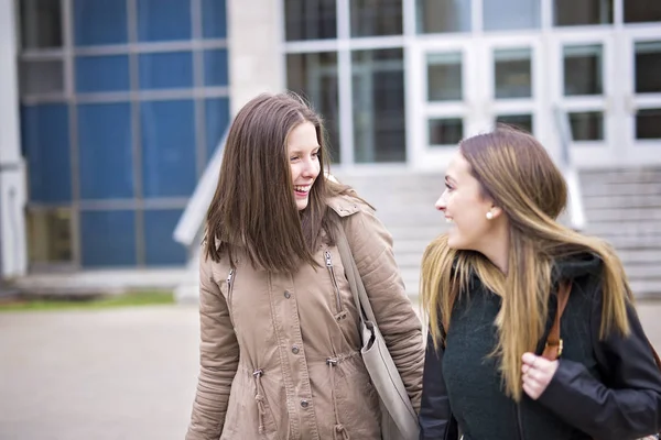 Belos estudantes adolescentes juntos lá fora na escola — Fotografia de Stock