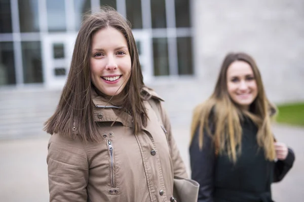 Hermosa adolescente estudiantes juntos fuera en la escuela —  Fotos de Stock