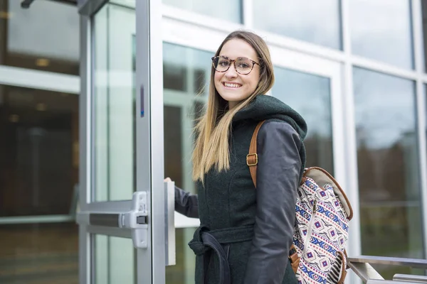 Porträtt av kvinna universitetsstudent utomhus på Campus — Stockfoto