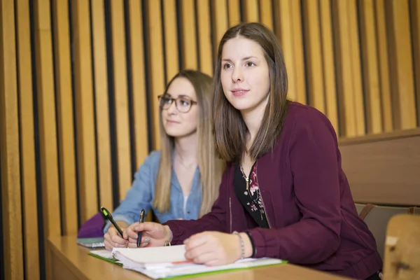 Studerar unga tonåriga college student tjej i en skola — Stockfoto