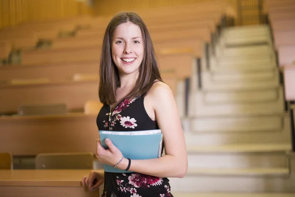 Tiro de uma estudante universitária mulher estudando no campus — Fotografia de Stock