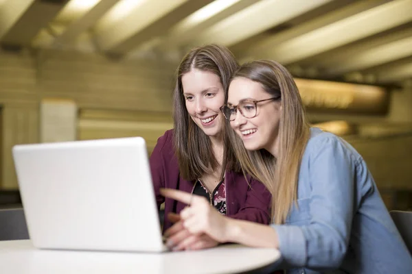 Ganska kvinnliga collegestudent som studerar på bibliotek — Stockfoto